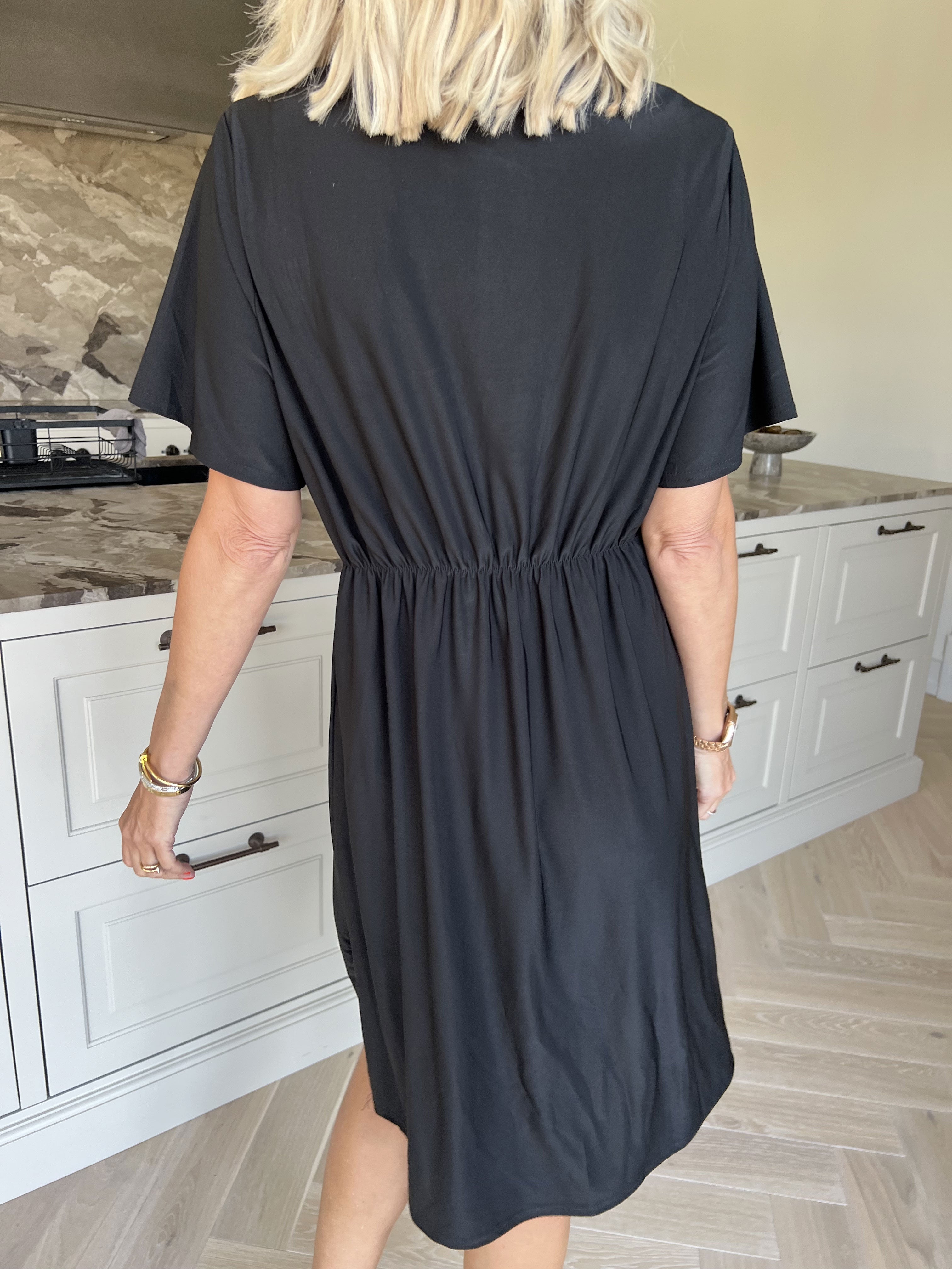 Molly Plain Short - Elastisk kjole med fin knudedetalje foran